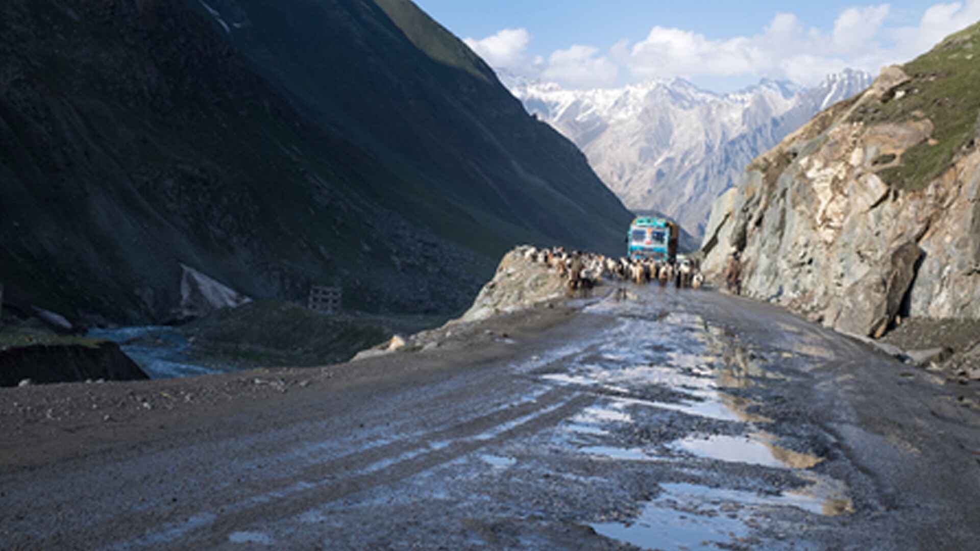 how truck tyres are different from passenger vehicle tyres